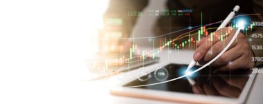 İşadamı analizi borsa ve finans, yatırım stratejisi ve veri raporlarında büyüme grafiği.