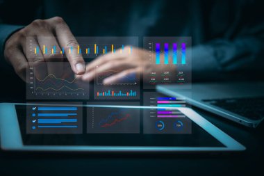 Finansal tablolar ve grafik analizi dijital ekran tableti üzerinde yüzen pazarlama, KPI iş konsolu büyüme ve sanal ekranda başarı stratejisi.