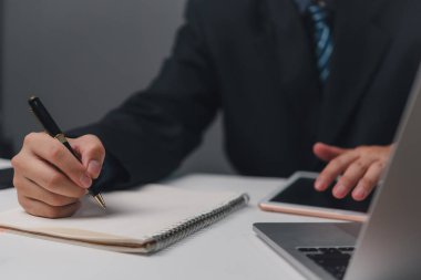 El ele tutuşma kalem listesi evrakları masanın üzerinde. Bilgi sözleşmesi ve anlaşma imzalamak. İşaretleme kutusu raporu müşteri hizmetlerini sorguluyor. Eğitim ve öğrenim ödevi yaz.