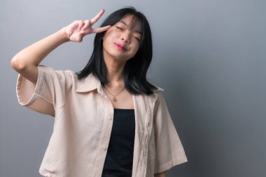 Arka planda Yakın plan Portresindeki Mutlu Asyalı Genç Kız.