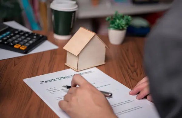 Μεσίτης Σπίτι Επιχειρηματίας Κάτοχος Στυλό Υπογράψει Μια Σύμβαση Που Εγκρίθηκε — Φωτογραφία Αρχείου