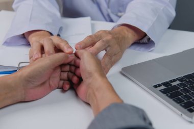 Doktor hastanın elini tutuyor. Ona umut veriyor ve onu destekliyor. sağlık hizmeti tıbbi konsepti.