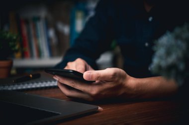 Ofiste cep telefonu kullanan erkek elleri. teknoloji dijital çevrimiçi.