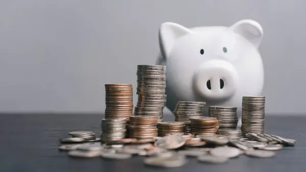Münzen Stapeln Und Sparschwein Sparen Unternehmen Finanzieren Investmentmanagement Wachstum Und lizenzfreie Stockfotos