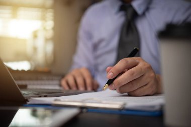 Ofisteki deftere kalem yazan erkek elleri. Öğrenme, eğitim ve çalışma. Hedefler, planlar, yapılacaklar ve dilekler listesi...