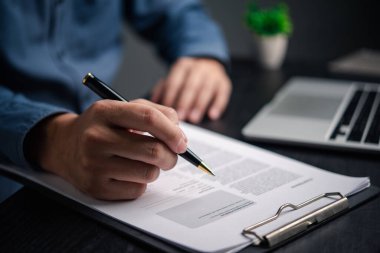 Kalem yazma planı ya da evrak imzalama sözleşmesi tutan işadamı. Hukuk sözleşmesi, iş başvurusu, finansal pazarlama kavramı.