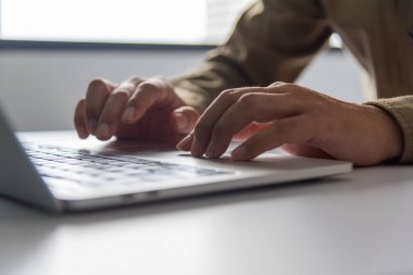 Bir dizüstü bilgisayarın klavyesine yakın çekim elleri, dijital iş hayatı dijital bilgi akışı modern profesyonelde bir proje veya iletişim üzerinde çalışıyor. Çevrimiçi sosyal ağ İnternet 