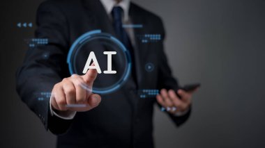 İş adamı dijital bir arayüzde yapay zeka hologramına dokunuyor. Ticari yenilik teknolojisi fütürist analitik sistem ağı