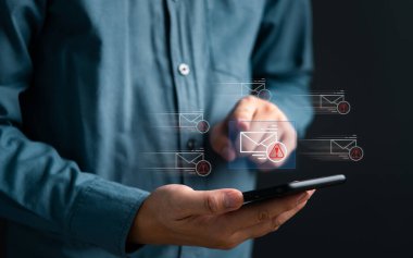Cep telefonu teknolojisi ve dijital kavramlardaki e-posta kutusuna uyarı ve dolandırıcılık bilgilerini ve ağları uyarın. İnternet güvenliği çevrimiçi ağ güvenliği ve virüs koruması siber uzaydır