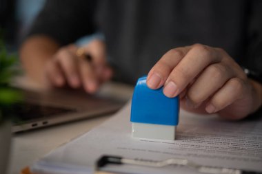 Kontrat ya da kağıt işi ve belge damgası. Resmi ve yasal sözleşmeler ve anlaşmalar, mali açıklamalar, yatırım sözleşmeleri, gayrimenkul belgeleri için.