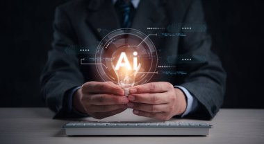 Yapay zekaya sahip iş adamı ampulü tutuyor. Yenilik öğrenme makinesi teknolojisi kavramı.