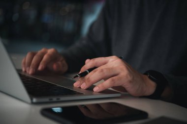 Modern bir dizüstü bilgisayarda daktilo eden serbest çalışan birinin yakın çekimi, ev kavramından çalışma.