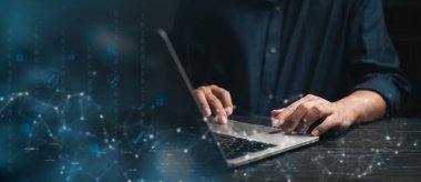 Bilgisayar klavyesinde elle yazılan ve dijital güvenlik simgelerinin yer aldığı siber güvenlik kavramı. ağ güvenliği ve teknolojinin dijital dünyanın korunmasındaki rolü.