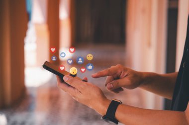 Akıllı telefonlu bir adam sosyal medyayı beğeniyor, çevrimiçi ağ bağlantısı dijital teknoloji iletişimi kavramı.
