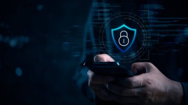 Dijital kalkan kilidi sembollü akıllı telefon, veri koruması ve siber güvenliği temsil ediyor. Modern, karanlık arka plan güvenliği ve mahremiyet. Teknoloji ve çevrimiçi güvenlik konuları için mükemmel..