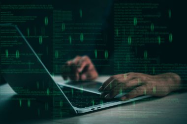 Eller yüzen kodlu bir dizüstü bilgisayarda kodlamayı ve siber güvenliği temsil ediyor. Karanlık arka plan teknoloji ve bilgi güvenliğinin altını çiziyor. Programlama, hackleme ve dijital için mükemmel.