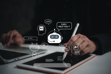 El, yapay zeka sohbet robotu simgeleriyle dijital yardımı temsil eden bir tablet kullanıyor. Müşteri hizmetleri otomasyonu, yapay zeka etkileşimi, sanal destek çözümleri için ideal.