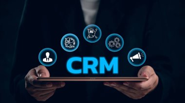 CRM konsepti, bir tabletin etrafındaki ikonlar, müşteri ilişkileri yönetimini gösteriyor. İş stratejisi, pazarlama, satış, servis otomasyonu için ideal. Dijital entegrasyon çözümü.