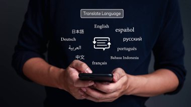 Çok dilli metin simgeleri olan akıllı telefonları tutan eller. Çeviri teknolojisi konsepti. İletişim uygulaması, uluslararası etkileşim. Dijital dil servisi.