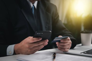 İnternet üzerinden yapılan ödemelerde kredi kartı işlemleri ile akıllı telefon kullanılıyor. İş finans ve banka hesapları.