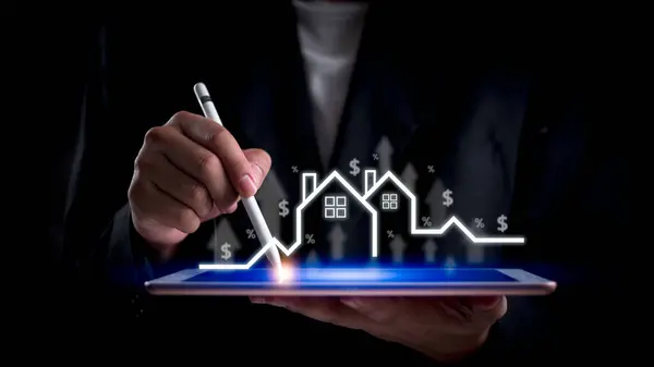 İşadamı, dijital tablette emlak piyasasının büyümesini inceliyor. Mülk yatırımını, konut piyasası analizini, finansal planlamayı temsil ediyor. Gayrimenkul ve ekonomik strateji görselleri için ideal.