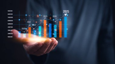 Elinde 2025 'e kadar büyüdüğünü gösteren parlak bir çizelge var. Finansal büyüme, iş başarısı, gelecekle ilgili tahminler. Trend analizi, piyasa tahmini, kurumsal strateji.