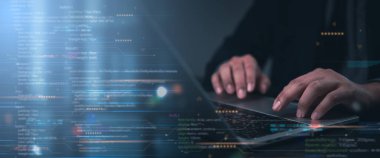 Yazılım geliştirmeyi temsil eden programlama koduyla bilgisayarda yazı yazan eller. Kodlama için mükemmel, bilişim çözümleri, dijital teknoloji, web uygulamaları.