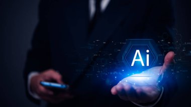 İş adamı yapay zeka hologramını tutuyor. Son teknoloji, yenilik ve dijital dönüşümü temsil ediyor. Yapay zeka kavramları ve teknolojik gelişmeler için ideal.,