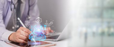 Doktor yapay zeka holografik ikonları, tıbbi teknolojisi olan bir tablet kullanıyor. Dijital sağlık hizmetleri yeniliği ve araştırması. Tıbbi makaleler, sağlık teknisyeni blogları, gelecekteki sağlık sunumları için mükemmel..