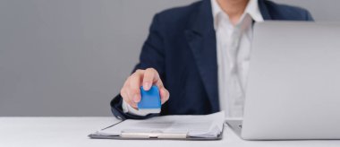 İş ortamında el damgası, onay ve doğrulama. Resmi prosedürler ve şirket evrakları. iş makaleleri, ofis yönetimi ve idari kaynaklar.
