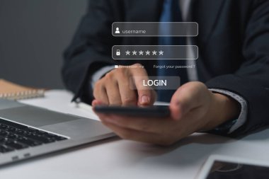 İşadamı akıllı telefondan güvenli arayüzle bağlanıyor. Dijital güvenlik ve kimlik doğrulamasını temsil ediyor. Teknoloji ve çevrimiçi hizmetler için uygun.