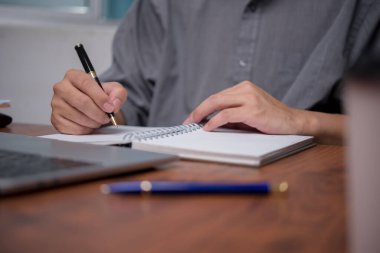 Not defterine yazan iş adamı, görevlere odaklanıyor. Planlamayı, organizasyonu temsil eder. İş ve eğitim içeriği için ideal.