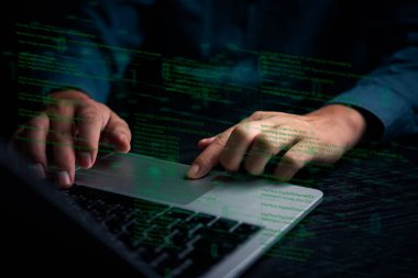 Yazılım geliştirmeyi temsil eden programlama koduyla bilgisayarda yazı yazan eller. Kodlama için mükemmel, bilişim çözümleri, dijital teknoloji, web uygulamaları.