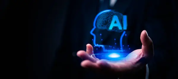 Yapay zekanın gücünü ve geleceğini sembolize eden yapay zeka teknolojisinin insan elinde holografik bir temsili. Teknoloji blogları için mükemmel