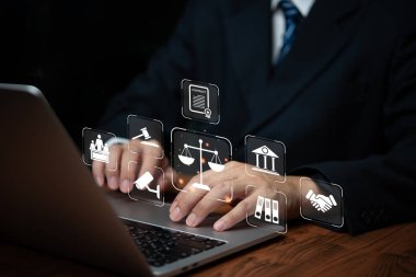 Uzman avukatlarla ilgili hukuki zorluklar kurumsal uyumdan işgücü yönetmeliklerine kadar, iş dünyasında, çevrimiçi hukukta ve teknoloji güdümlü yasal çözümlerde adaleti sağlamak.