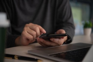 İş adamı cep telefonu yönetimi bilgilerini kullanıyor finansal belgeler, pazarlama çevrimiçi, iş ve ödeme dijital teknolojisi masasında.