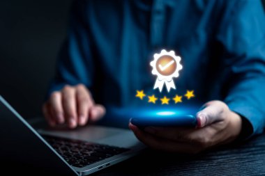 Rozetli ve yıldız dereceli akıllı telefon müşteri memnuniyetini, yüksek reytingleri ve kalite güvencesini simgeliyor. E-ticaret ve hizmet sektörleri için uygun.