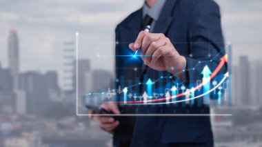 İşadamı eliyle grafik ve ok grafiğine dokunuyor. Büyümeye refah yönetimi istikrarı stratejisi kullanılarak mali iş ve ekonomik planlama.