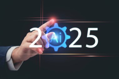 2025 'te yapay zeka teknolojisi. İşadamı, yenilik, otomasyon ve akıllı endüstriyi temsil eden yapay zeka sembolüyle gelecekteki dijital arayüze dokunuyor.