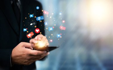 Sosyal medya pazarlama kavramı. Sosyal uygulamalar, beğeni, yorumlar ve cep telefonundan bilgilendirme yoluyla bağlanan dijital ağ, angajman ve pazarlama işadamı. internet teknolojisi.