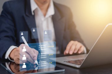 İşadamı dijital profilleri ve performans değerlendirmelerini yönetmek için bir tablet kullanıyor. HR yönetimi çevrimiçi çalışan değerlendirmesi ve profesyonel içgörüler, işe alım.