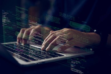 Yazılım geliştirmeyi temsil eden programlama koduyla bilgisayarda yazı yazan eller. Kodlama için mükemmel, bilişim çözümleri, dijital teknoloji, web uygulamaları.