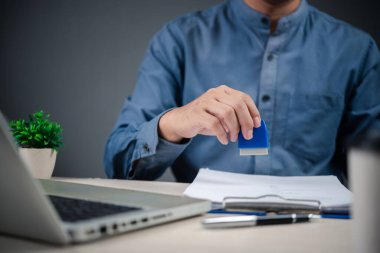 Sözleşmeleri, yasal belgeleri ve iş sertifikalarını onaylamak için garantili yetki belgesi. Vergi belgeleri, vizeler ve çalışma izni hizmetleri için noterler tarafından kullanılır.