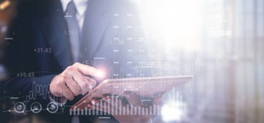 İşadamı dijital tablet fütüristik mali torpido kullanıyor. veri analizi raporu yatırım stratejisi planlaması, borsa büyümesi, yatırım eğilimleri ve fintech yenilik iş ortamı.