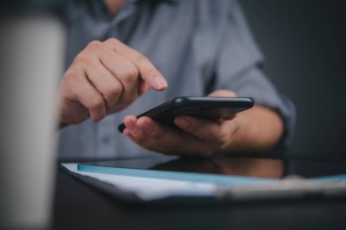 İş yerinde cep telefonu, iş hayatı tarzı. Mobil teknolojiyi kullanan modern ofis çalışanı, belgeli profesyonel çevre görüntüsü.