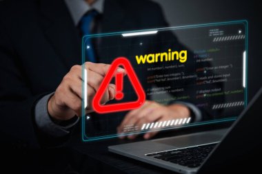 Siber güvenlik kodlama uyarı konsepti. İşadamlarının işaret ettiği kırmızı alarm işareti, siber tehditler, hackleme riskleri ve sistem savunmasızlığı. Dijital güvenlik ihlali gelecekteki çevrimiçi tehditleri uyarıyor.