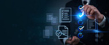 Sanal kontrol listesi arayüzünü gösteren akıllı belge doğrulama sistemi. İşletme profesyoneli onaylanmış notlarla dijital uyum iş akışını yönetiyor.