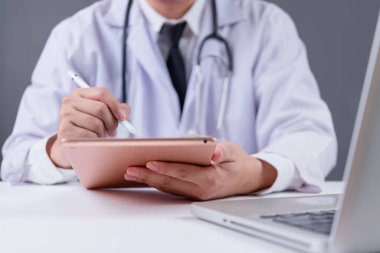 Doktor uygulamayı kullanıyor, Tablet de hastalığı analiz ediyor. Sağlığını kontrol et, tavsiye ver. Tıbbi teknoloji, sağlık için icat.