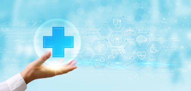 Elinizde mavi bir artı sembolü var. Sağlık, ilaç, teknoloji ikonları, beyin, kalp ve akciğerleri temsil ediyor. Hastane, klinik ve araştırma tasarımı için uygun. Açık mavi arkaplan.
