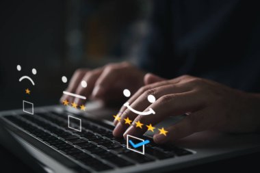 Dijital müşteri değerlendirmesi ve hizmet kalitesi denetimi kavramı. Ticari uyum, müşteri tanıklığı ve pazarlama, teknoloji ve tüketici deneyiminin geliştirilmesi için çevrimiçi değerlendirme süreci.